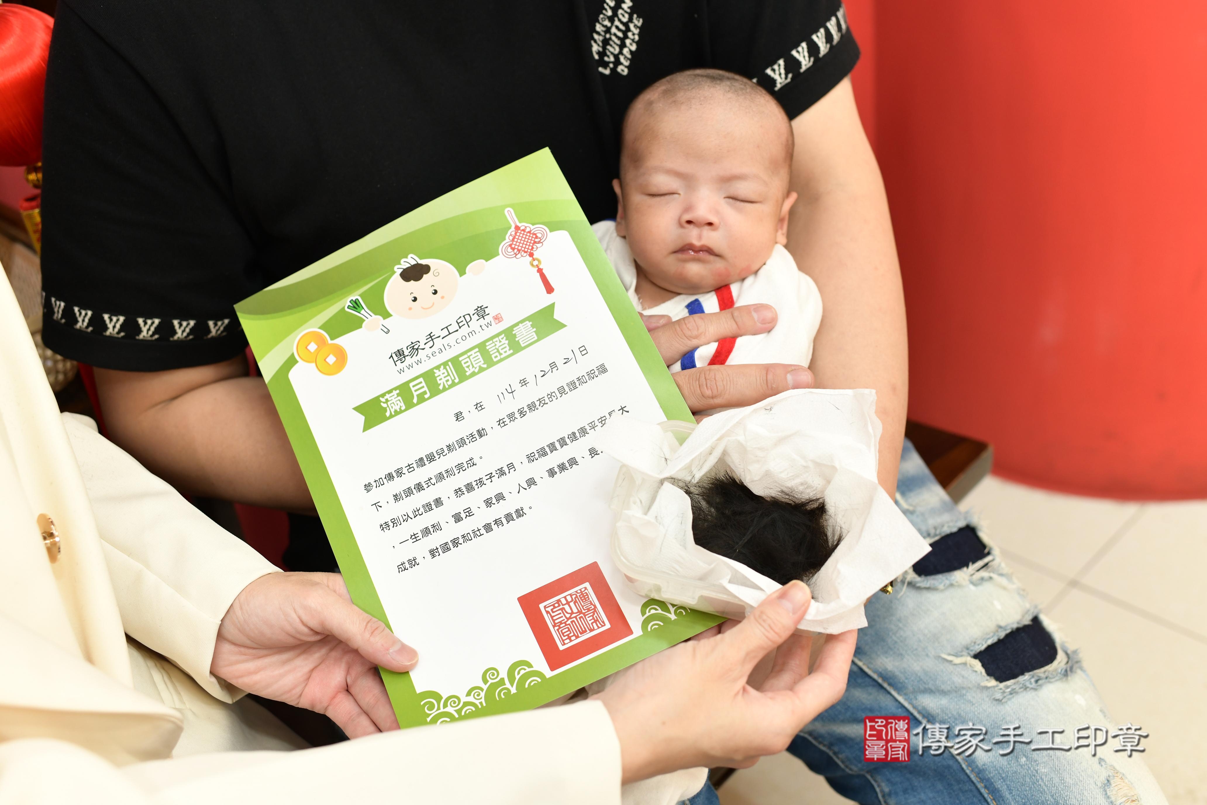 嬰兒滿月剃頭象徵從頭開始，迎接新生到來。高雄市鳳山區紹紹寶貝滿月來 .....照：7