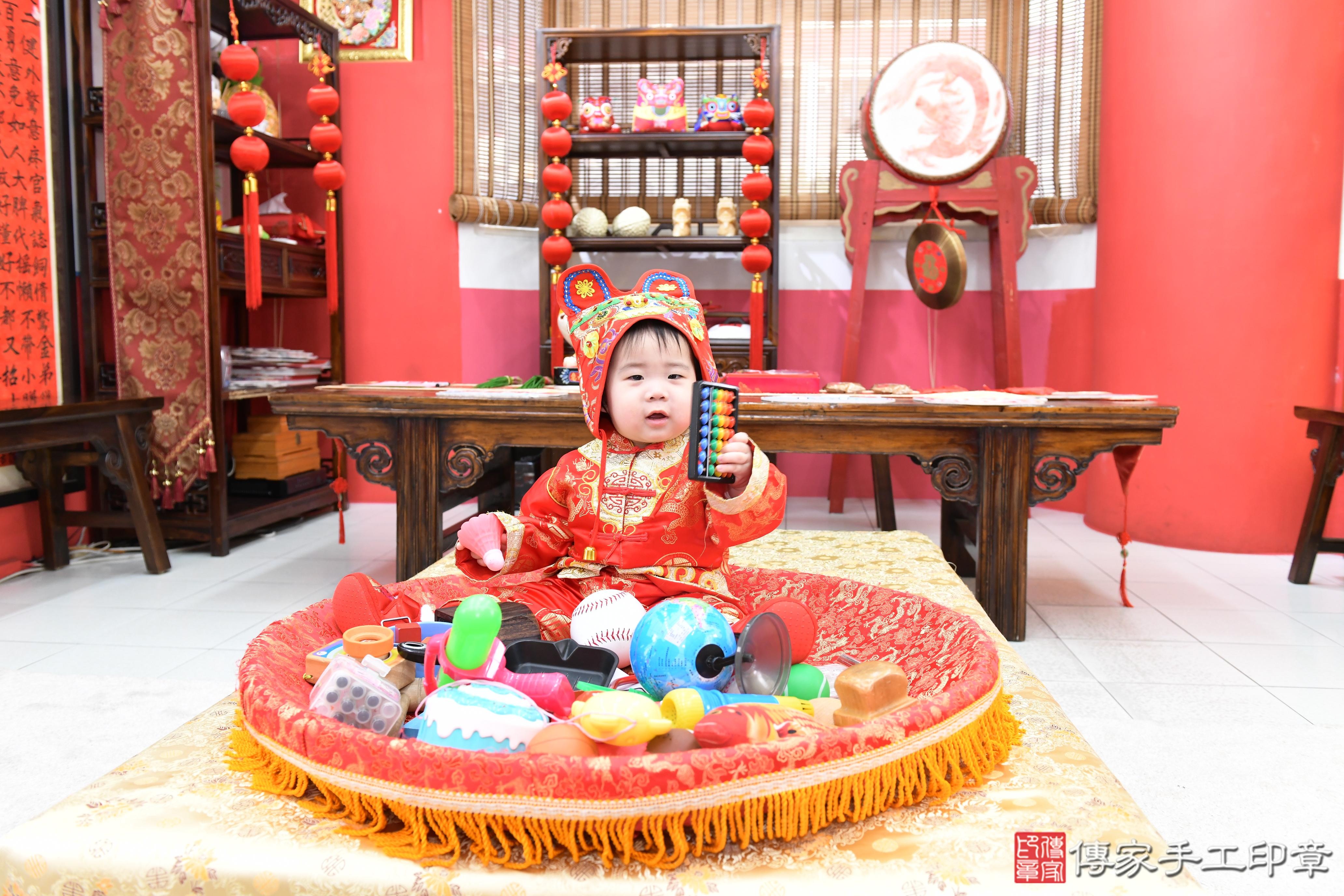 在笑聲與祝福中，紀錄屬於我們的第一個里程碑。高雄市鳳山區宸宸寶貝抓 .....照：0