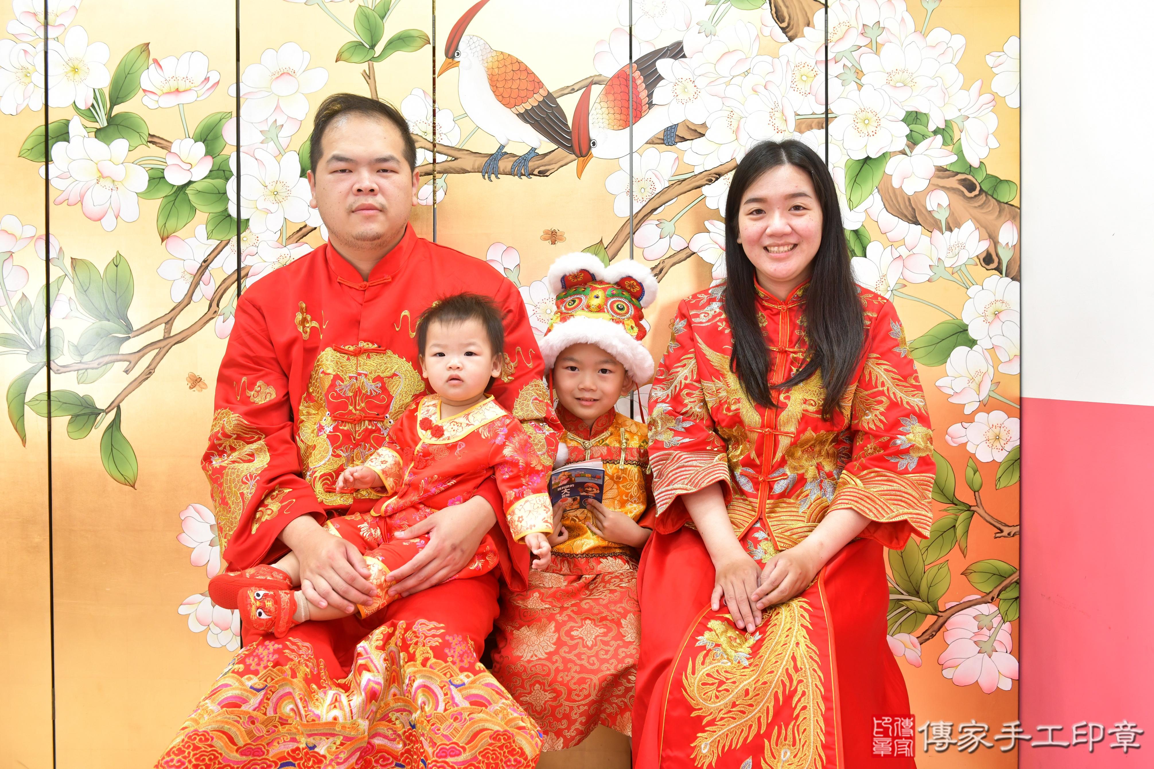 從古時傳承至今的「抓周」儀式，是寶寶滿周歲時的重要禮俗之一。台中捷 .....照：6