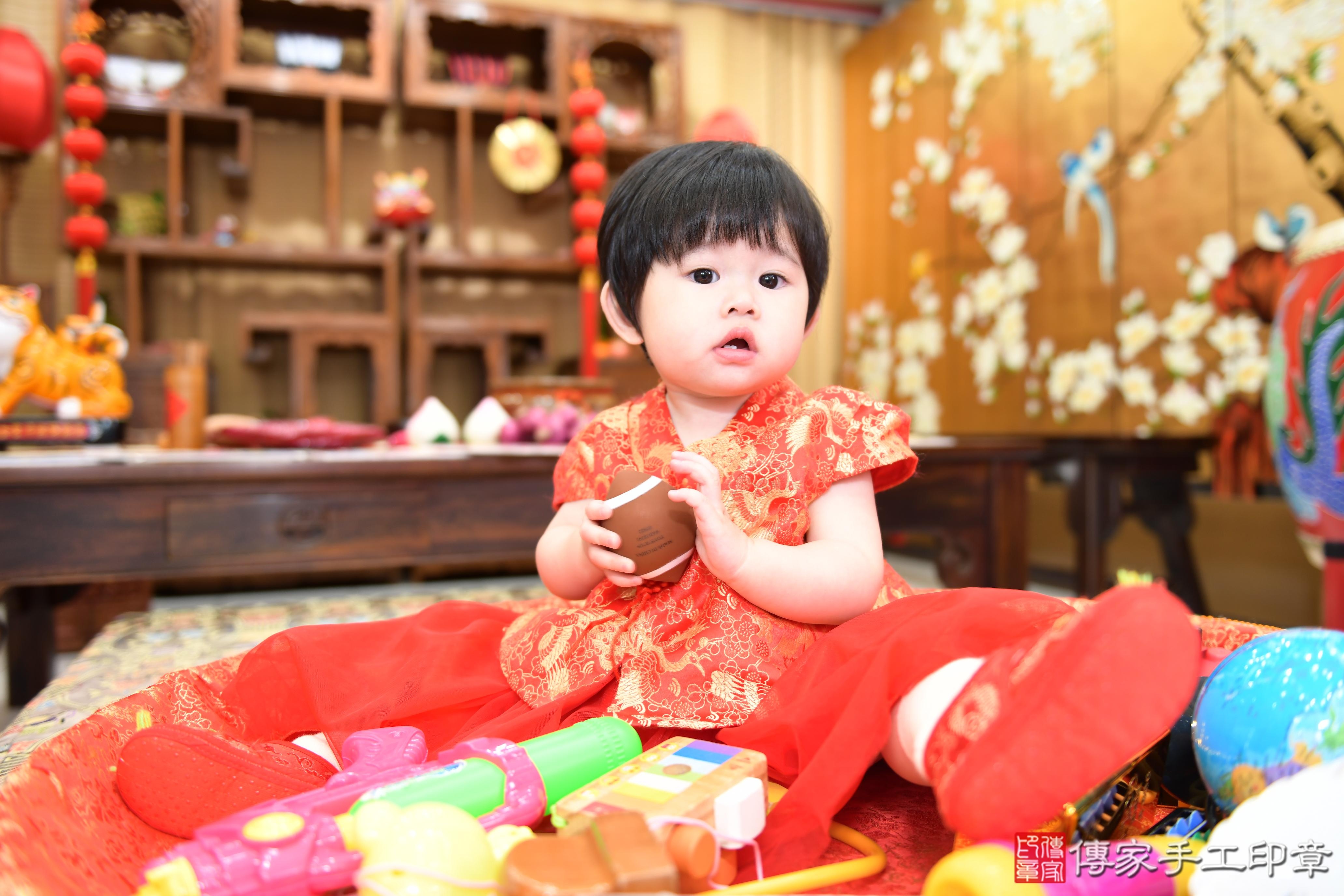 從古時傳承至今的「抓周」儀式，是寶寶滿周歲時的重要禮俗之一。台南市 .....照：12