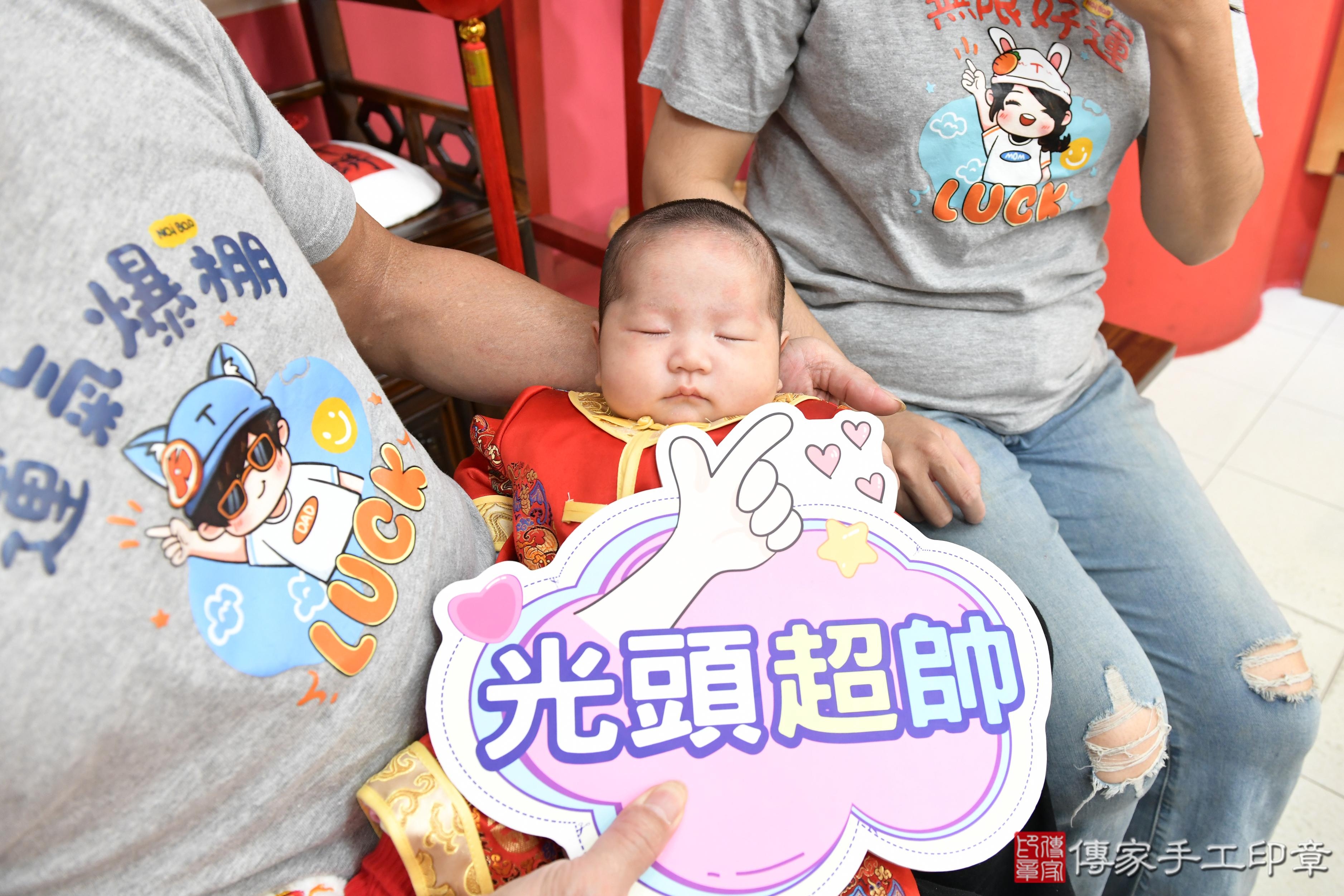 嬰兒滿月剃頭象徵從頭開始，迎接新生到來。高雄市鳳山區軒軒寶貝滿月來 .....照：13