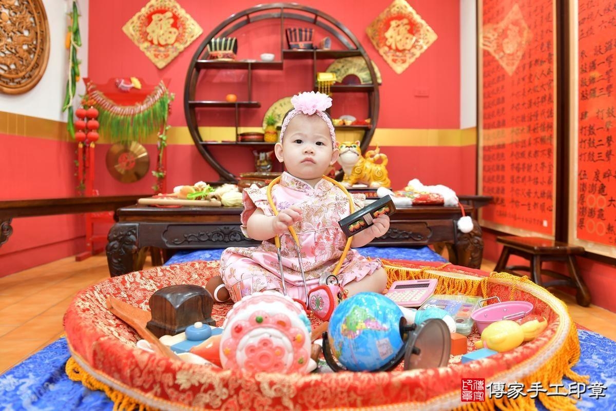 寶寶抓週趣味瞬間：命運道具大揭密！桃園嫣嫣寶貝抓周推薦：傳家桃園店 .....照：0