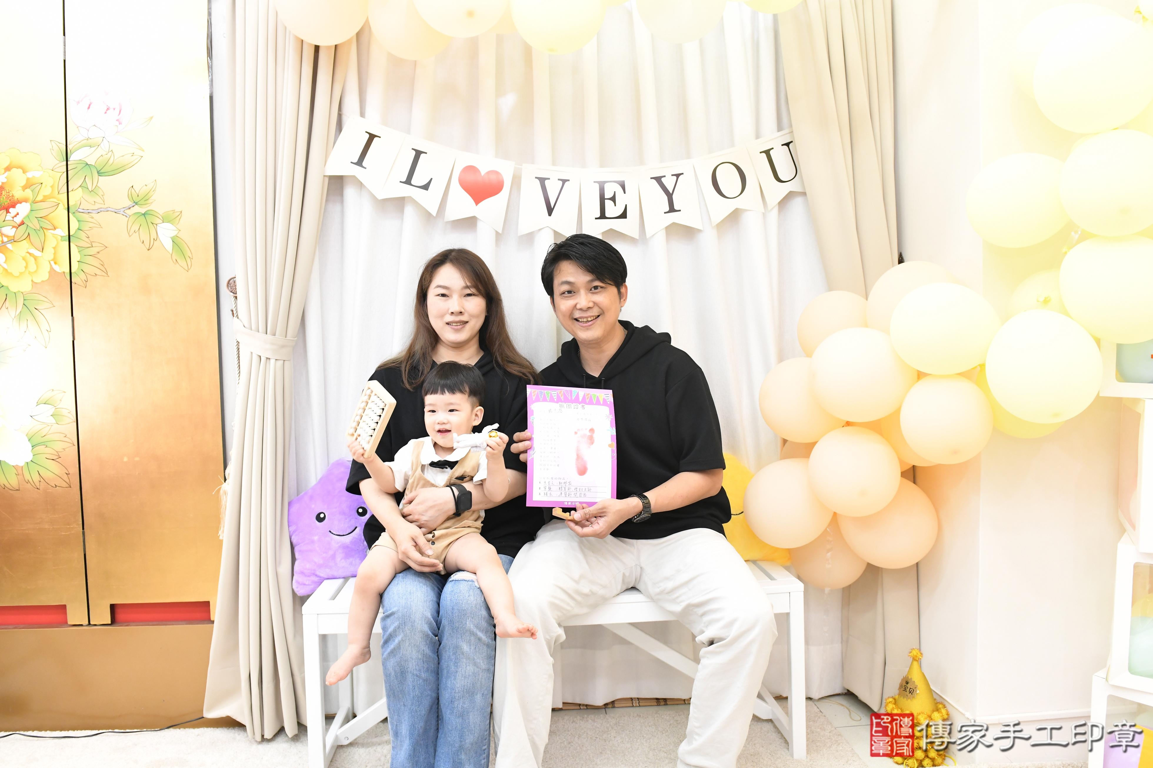 2026-06-20寶寶一歲生日意義非凡，人生當中第一個生日。高雄市小杰寶貝抓周推薦：傳家高雄店抓周度脺中國風會場，嬰兒古禮抓周流程儀式吉祥話、抓周道具物品24種、拍照。2026.2.28照：21