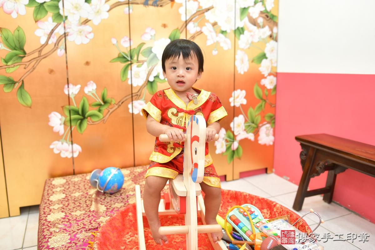 在笑聲與祝福中，紀錄屬於我們的第一個里程碑。台中市小杰寶貝抓周推薦 .....照：1