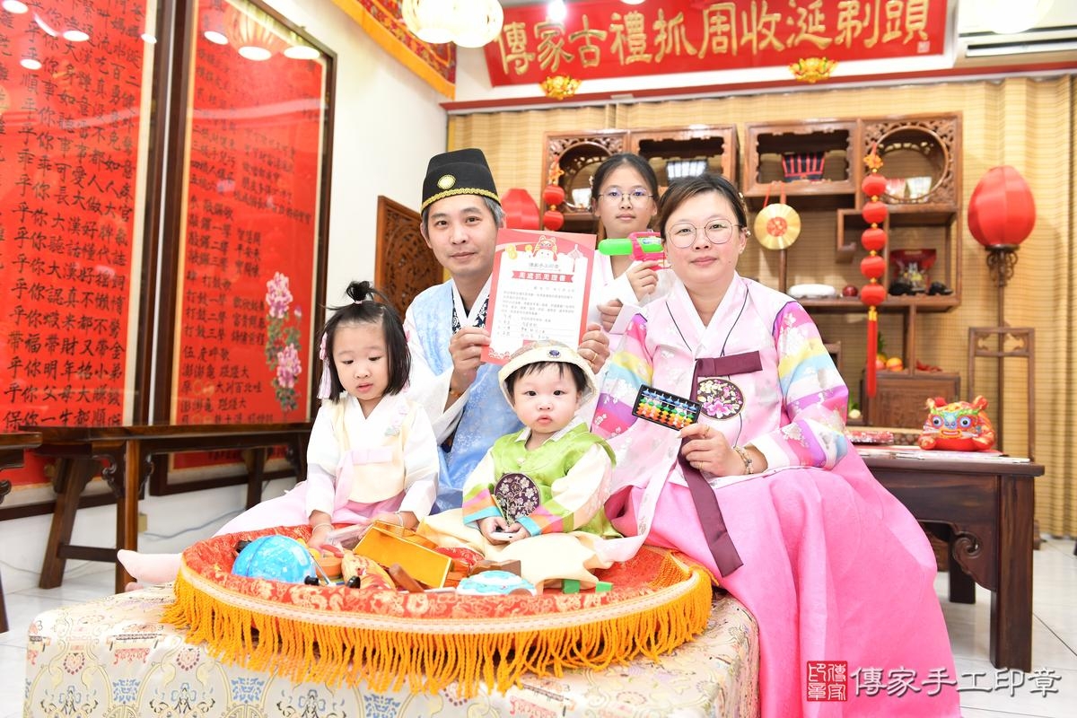 2026-07-22寶寶抓週：首次選擇的人生啟航時刻！台南市小希寶貝抓周推薦：傳家高雄店抓周度脺美式會場，嬰兒美式抓周流程儀式吉祥話、抓周道具物品24種、拍照。2026.6.21照：15
