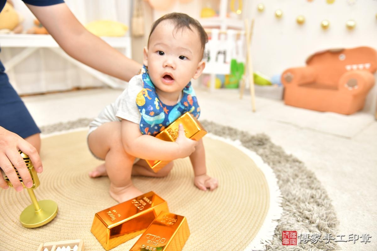 2026-07-22寶寶抓週：夢想從這裡開始！高雄市翔翔寶貝抓周推薦：傳家高雄店抓周度脺美式會場，嬰兒美式抓周流程儀式吉祥話、抓周道具物品24種、拍照。2026.7.4照：2