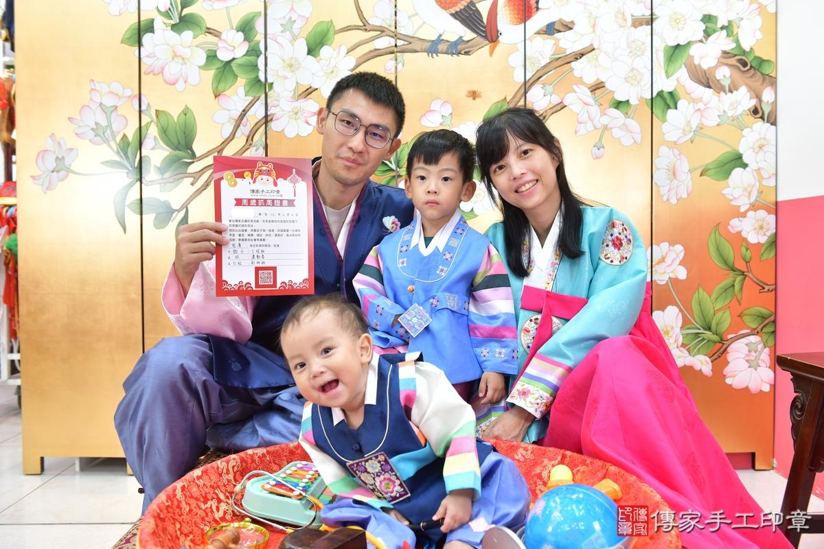 幸福成長的第一步：抓週儀式精采回顧。台中市小潼寶貝抓周推薦：傳家台 .....照：1