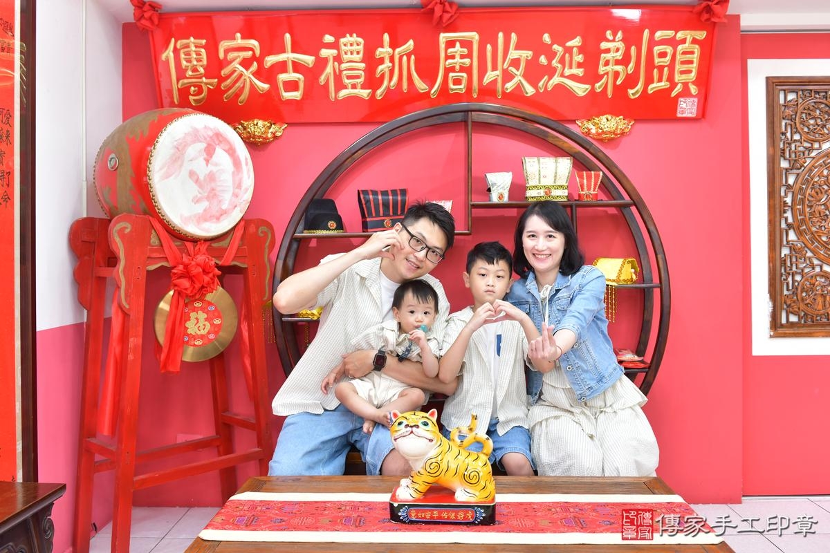 一歲抓週，百般祝福圍繞！台中市誠誠寶貝抓周推薦：傳家台中店抓 .....，案例照