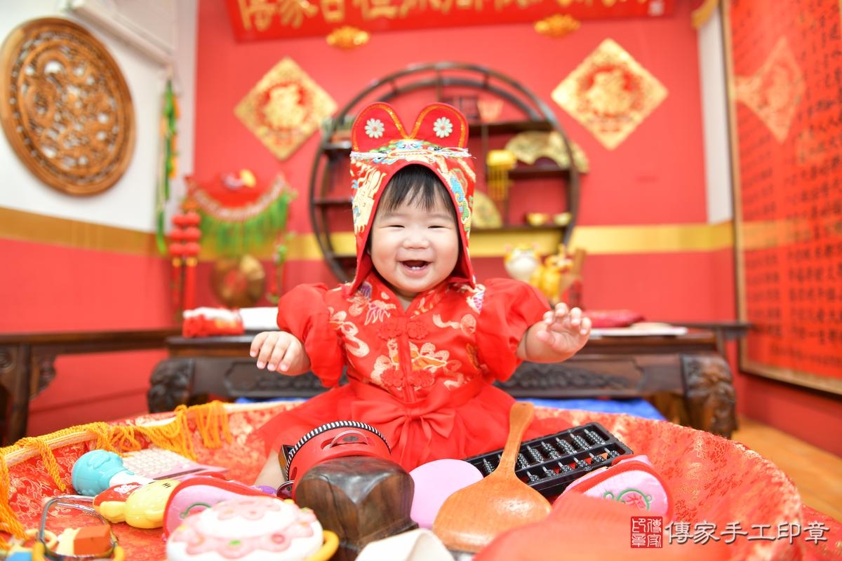 2026-08-27笑聲與祝福交織：抓週儀式的美好記憶！桃園市彤彤寶貝抓周推薦：傳家桃園店抓周度脺中國風會場，嬰兒古禮抓周流程儀式吉祥話、抓周道具物品24種、拍照。抓周證書。2026.7.5照：7