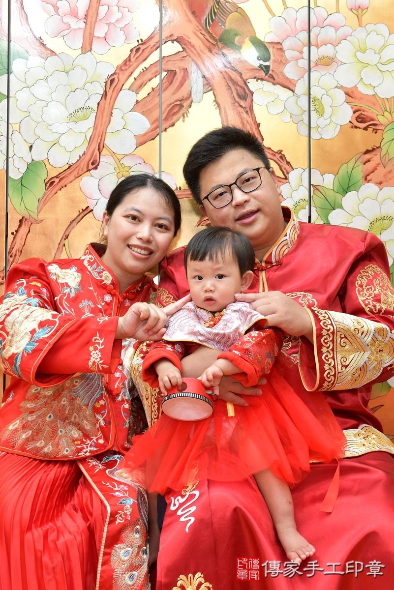 2026-08-27幸福成長的第一步：抓週儀式精采回顧。桃園市小霏寶貝抓周推薦：傳家桃園店抓周度脺中國風會場，嬰兒古禮抓周流程儀式吉祥話、抓周道具物品24種、拍照。抓周證書。2026.7.30照：3