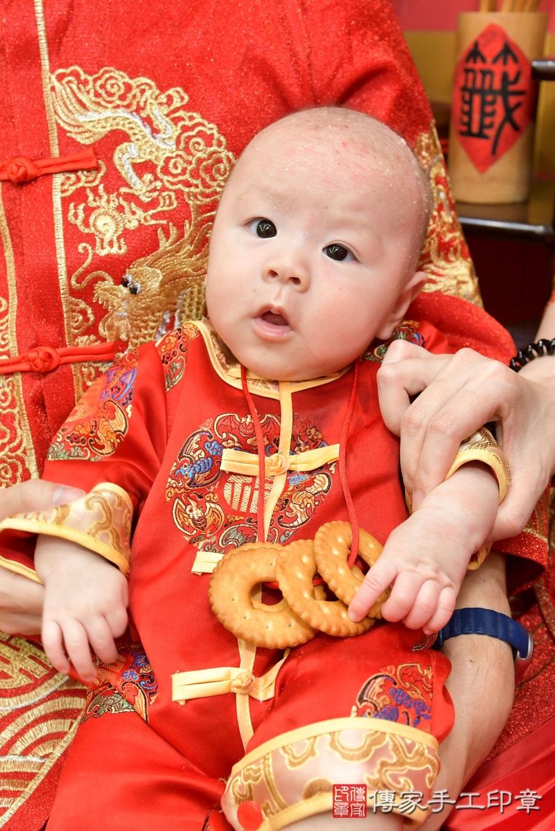 全家人見證的幸福時刻：寶寶收涎儀式溫馨記錄。桃園市珵珵寶寶收涎推薦 .....照：2