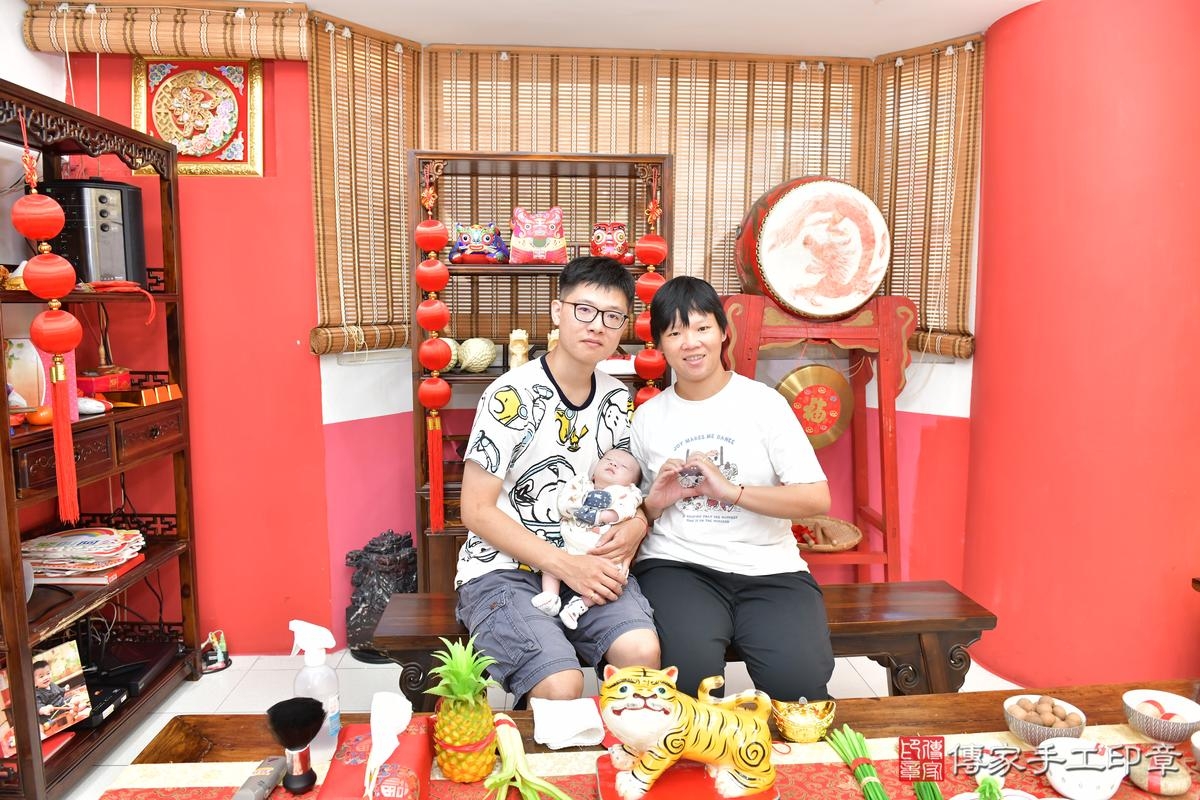 初剃儀式，祝福滿滿小可愛！高雄市小義寶貝滿月來店剃頭理髮、來店嬰兒 .....照：9