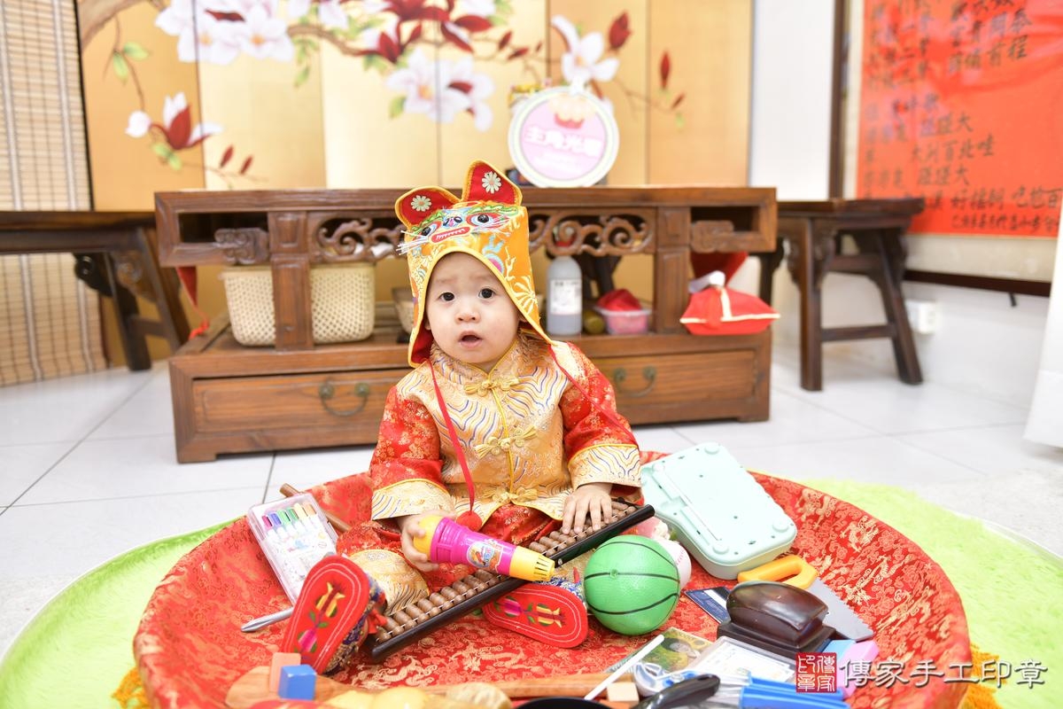 一歲抓週，百般祝福圍繞！桃園市小潁寶貝抓周推薦：傳家桃園店抓周度脺 .....照：13