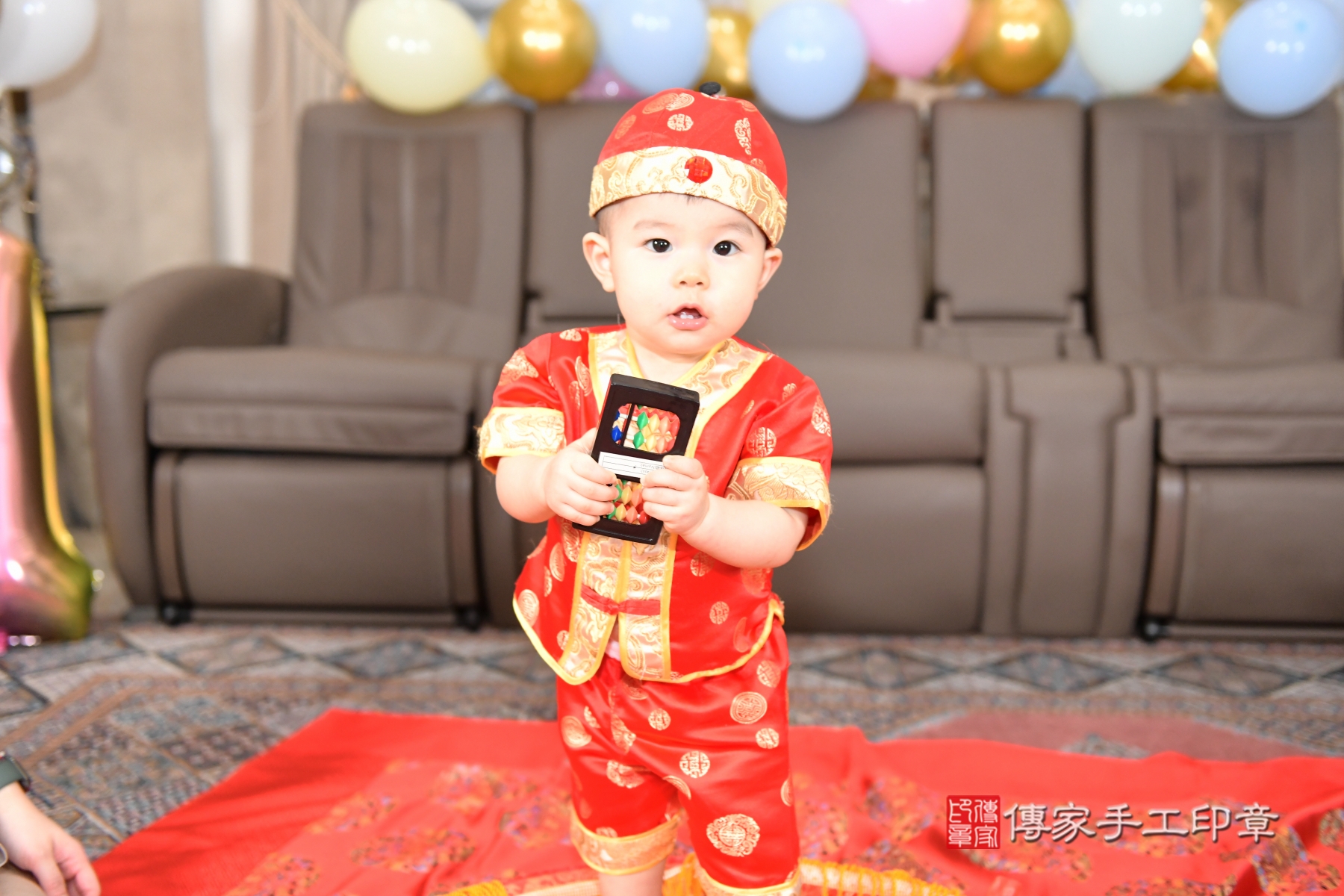 笑聲與祝福交織：抓週儀式的美好 .....