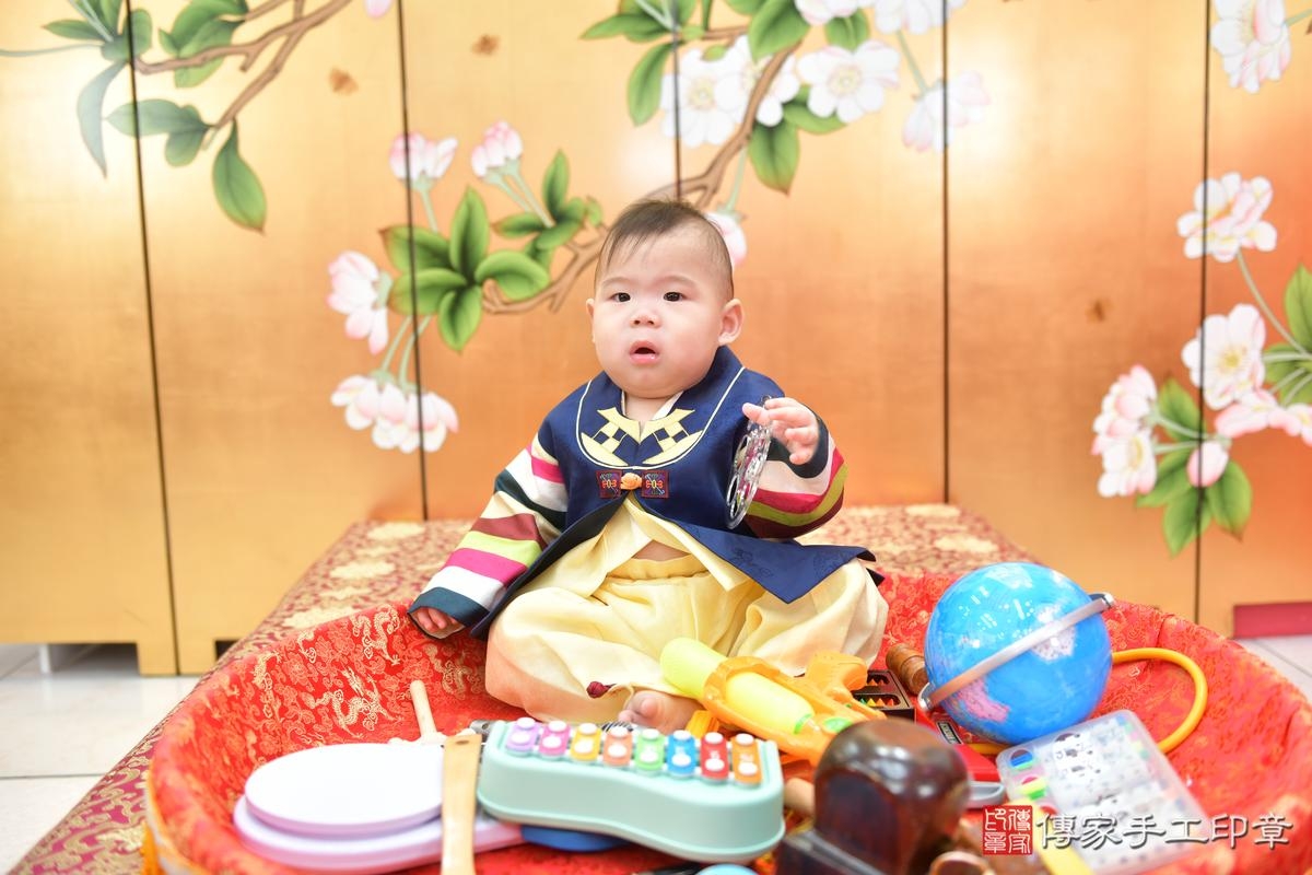 一歲抓週，百般祝福圍繞！台中市緯緯、昱昱寶貝抓周推薦：傳家台中店抓 .....照：0