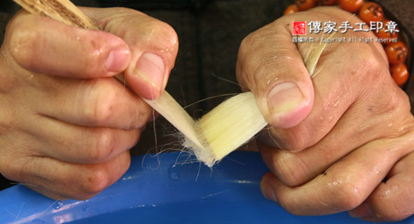 合齊除絨：將羊毛再次用牛骨刷子將雜毛再次去除圖