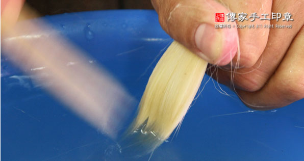 合齊除絨：將羊毛再次用牛骨刷子將雜毛再次去除。從毛鋒進行圖