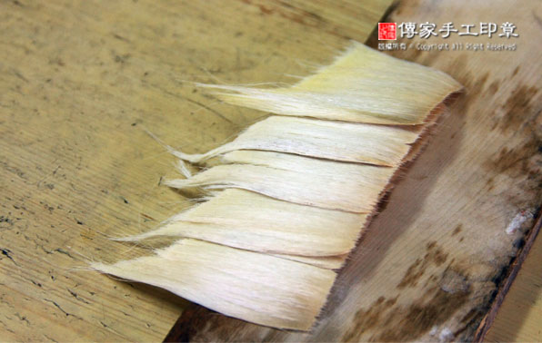 將羊毛依照預計製作的毛筆尺寸，分成一份一份圖