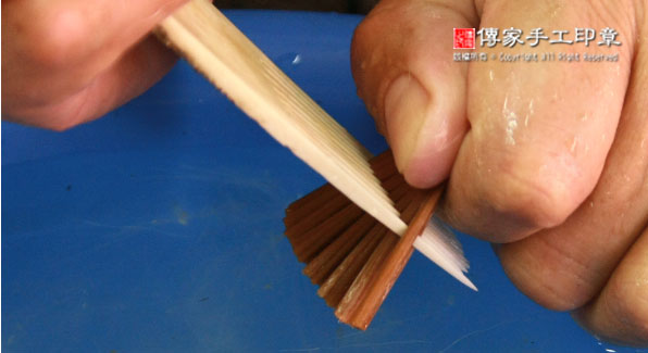 用牛骨刷子去除和刷順「尼龍」的毛料圖