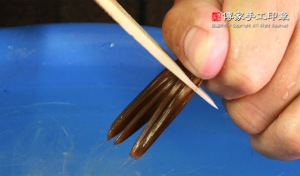 用牛骨刷子去除和刷順「尼龍」的毛料圖