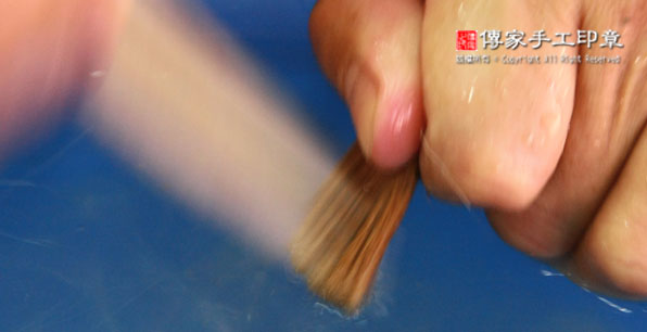 用牛骨刷子去除和刷順「黃鼠狼」的毛料圖