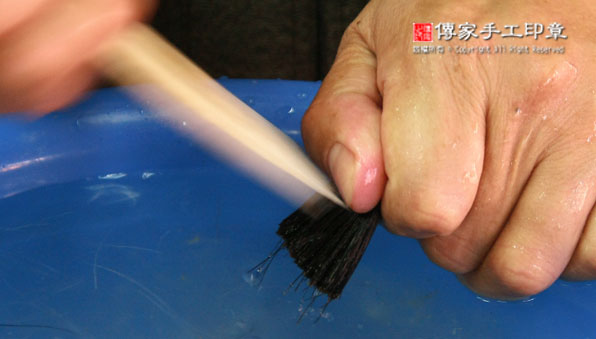 用牛骨刷子去除和刷順「豬鬃」的毛料圖