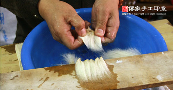 將羊毛分成一小搓，以方便下一步的製筆圖