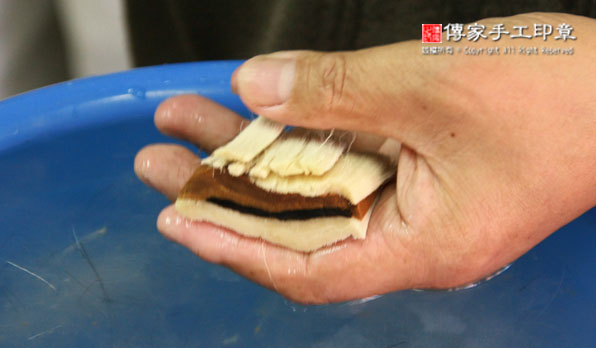 製作筆心，梳整混合兼毫和羊毛的毛料圖