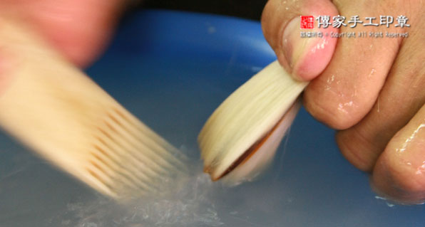 梳整混合：將四種毛料再次用牛骨刷子去除雜毛，以及刷順毛筆的根部毛料和底部毛料圖