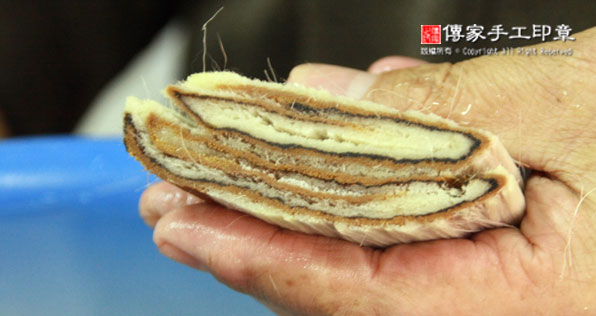 排列毛鋒：此圖已經看出，兼毫的毛料已經漸漸混合在一起圖