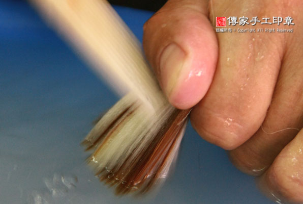 梳整混合：將四種毛料再次用牛骨刷子去除雜毛，以及刷順毛筆的根部毛料和底部毛料