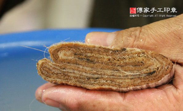 排列毛鋒：將兼毫的筆心毛料，一字排開。然後再次混合，以及再次用牛骨刷子刷順毛料