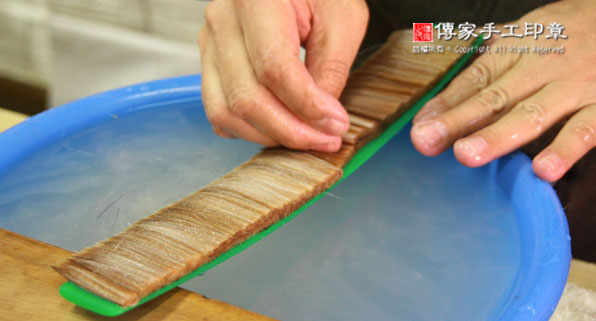 排列毛鋒：將兼毫的筆心毛料，一字排開。然後再次混合，以及再次用牛骨刷子刷順毛料圖