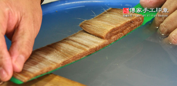 排列毛鋒：將兼毫的筆心毛料，一字排開。然後再次混合，以及再次用牛骨刷子刷順毛料圖