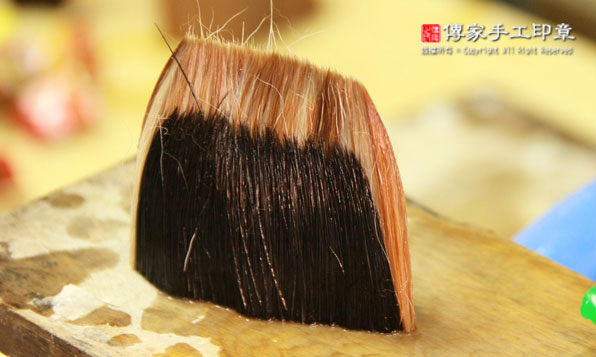 加入兼毫的豬鬃，讓毛筆更具有硬度和彈性圖
