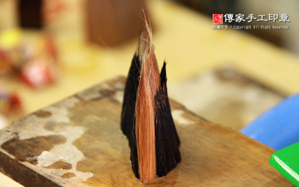 加入兼毫的豬鬃，讓毛筆更具有硬度和彈性圖-2