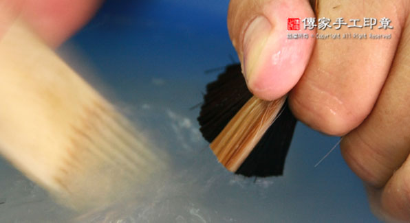 梳整混合：將豬鬃和兼毫的毛料再次用牛骨刷子去除雜毛，以及刷順毛筆的根部毛料部毛料圖-2