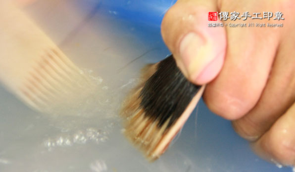 梳整混合：將豬鬃和兼毫的毛料再次用牛骨刷子去除雜毛，以及刷順毛筆的頂部毛料和底部毛料圖