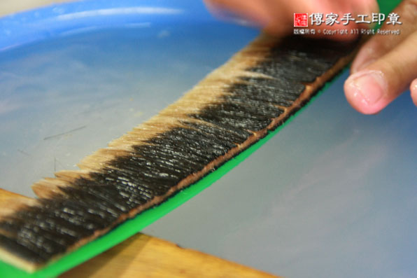 排列毛鋒：將兼毫的筆心毛料，一字排開。然後再次混合，以及再次用牛骨刷子刷順毛料圖
