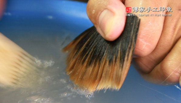 梳整混合：將豬鬃和兼毫的毛料再次用牛骨刷子去除雜毛，以及刷順毛筆的頂部毛料和底部毛料。需要用牛骨刷100~200次圖