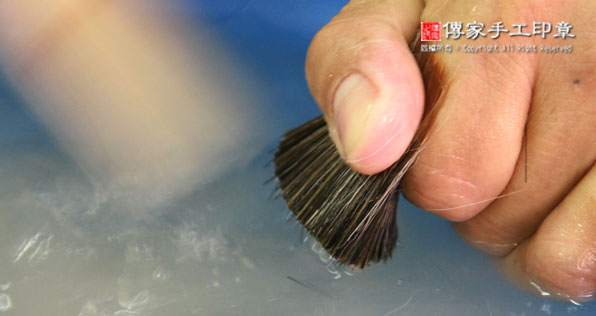 梳整混合：將豬鬃和兼毫的毛料再次用牛骨刷子去除雜毛，以及刷順毛筆的頂部毛料和底部毛料。需要用牛骨刷100~200次圖
