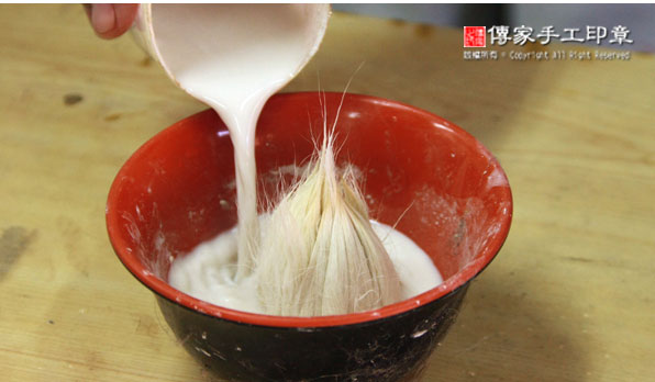 除去羊毛的油脂：用石灰水去油脂實際圖