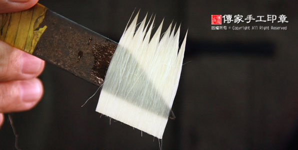 包覆毛筆的外皮毛料：依照實際中楷的尺寸，選取適合的羊毛外皮毛料圖