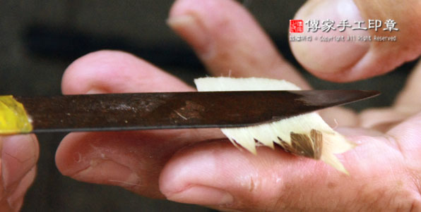 包覆毛筆的外皮毛料：外皮的羊毛放置兼毫的筆心上，並且順時針捲起來圖