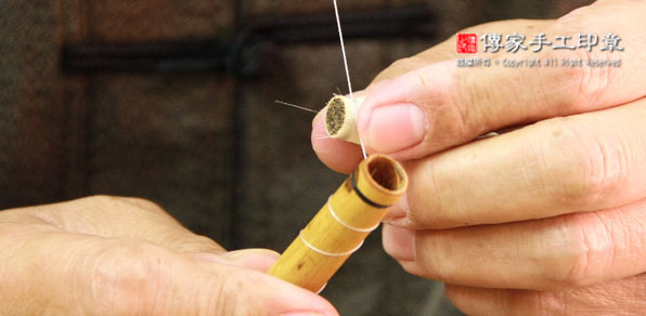 用尼龍線綁毛筆筆頭，使其固定圖