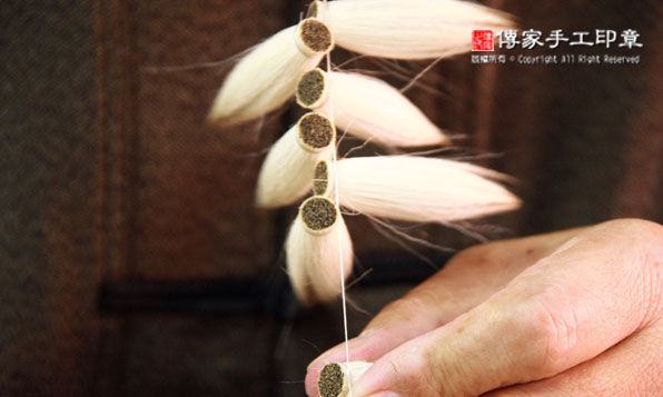 用尼龍線綁毛筆筆頭，使其固定。這一步驟很重要，要綁的緊，毛料才不會鬆脫圖