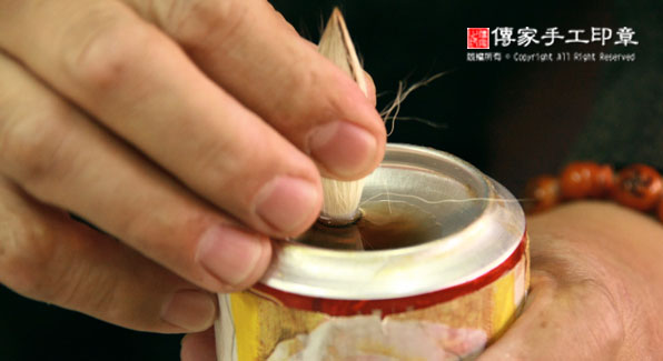 加入膠水，並且將筆頭放入毛筆管中圖