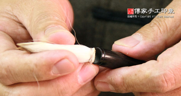 加入膠水，並且將筆頭放入毛筆管中圖