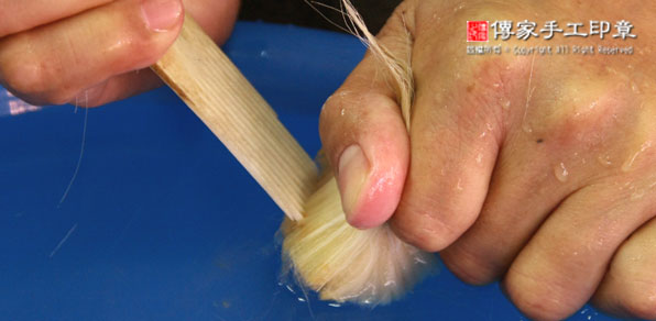 用牛骨的刷子去除羊毛的根部雜毛，只保留毛筆所需的材料實際圖