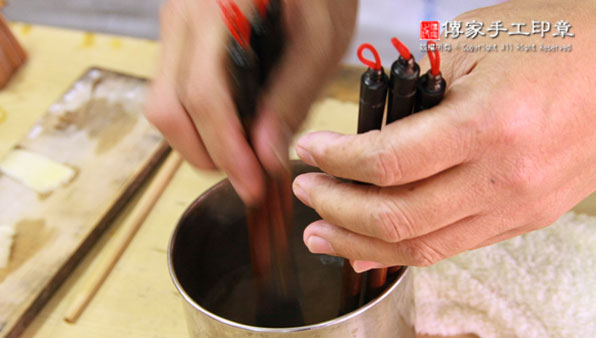 將毛筆放入髮菜膠內，將毛筆定型圖